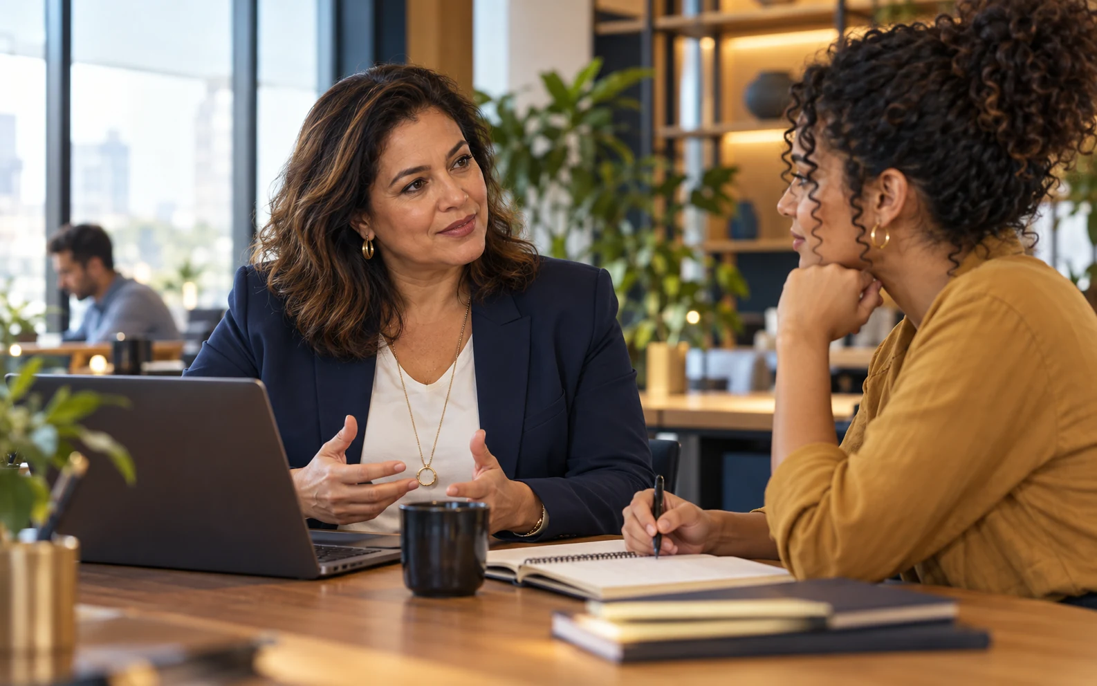 Líder e profissional conversando com atenção em um ambiente de trabalho